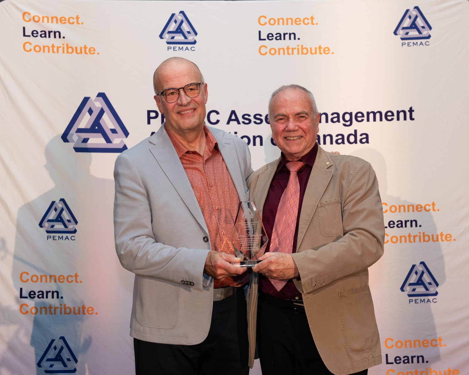 Dennis Heinzlmeir receiving the Maintenance Management Leadership Award